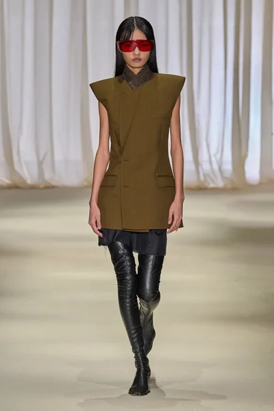 Look 3